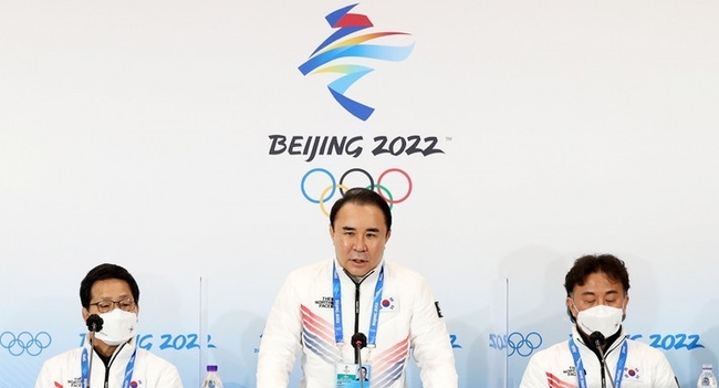  8일 오전 중국 베이징 메인미디어센터(MMC)에서 열린 쇼트트랙 남자 1000M 준결승 편파판정에 대한 긴급 기자회견에서 윤홍근 선수단장이 발언하고 있다. 대한민국 선수단은 편파판정 관련 국제스포츠중재재판소(CAS)에 제소할 예정이다. (사진=뉴시스 제공)