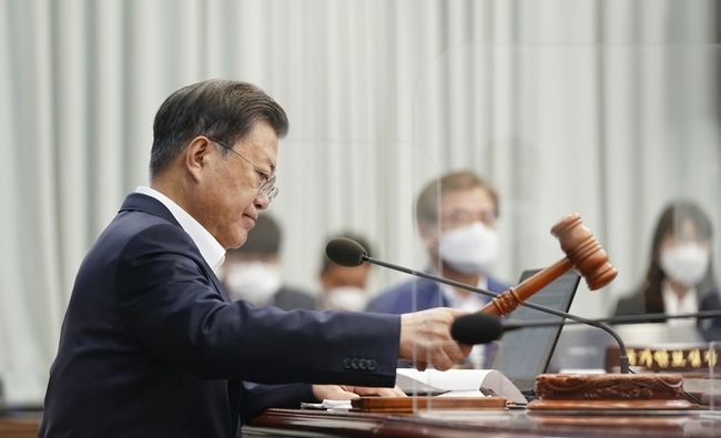 문재인 대통령이 8일 오전 청와대 여민관에서 영상 국무회의를 개회하고 있다. (사진=뉴시스 제공)