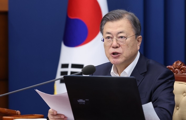 문재인 대통령이 8일 오전 청와대 여민관에서 열린 영상 국무회의에 참석해 발언하고 있다. (사진=뉴시스 제공)