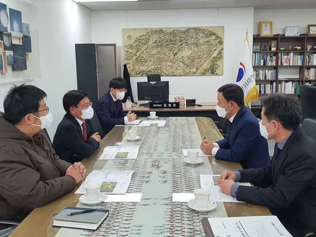 허성곤 시장의 김현모 문화재청장, 최병암 산림청장 면담 사진