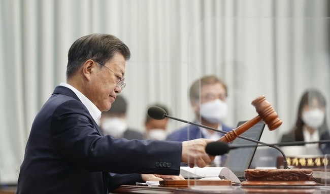 문재인 대통령이 지난 8일 오전 청와대 여민관에서 영상 국무회의를 개회하고 있다.(사진=뉴시스 제공)
