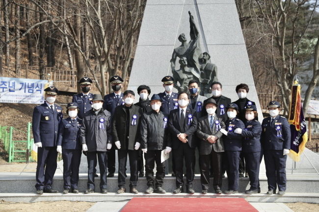 천안동남의용소방대 연합회가 지난 9일 천안보훈공원 천안2.9의거 기념탑에서 제76주년 기념식을 열어 참석자들이 기념사진을 촬영하고 있다.(사진=천안시 제공)