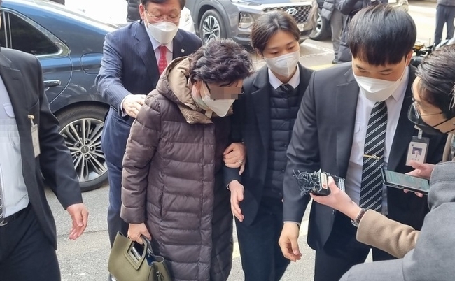 토지매입 과정에서 통장잔고증명서를 위조한 혐의로 기소된 윤석열 국민의힘 대선 후보의 장모 최모(75)씨가 지난해 12월23일 변호인과 함께 재판을 받기 위해 의정부지법 7호법정으로 향하고 있다. (사진=뉴시스 제공)