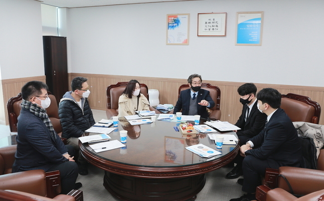 국립 군산대학교 이장호 제9대 총장 임용후보자가 11일 대학 본부에서 2022학년도 신임 총학생회 대표자와 간담회를 개최했다.