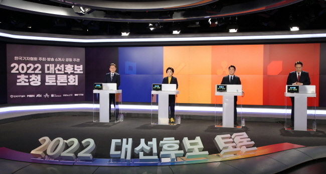 이재명 더불어민주당 후보와 윤석열 국민의힘 후보는 11일 20대 대통령선거 두 번째 대선후보 4자 TV 토론회에서도 가시돋힌 말을 주고 받으며 거친 신경전을 벌였다.