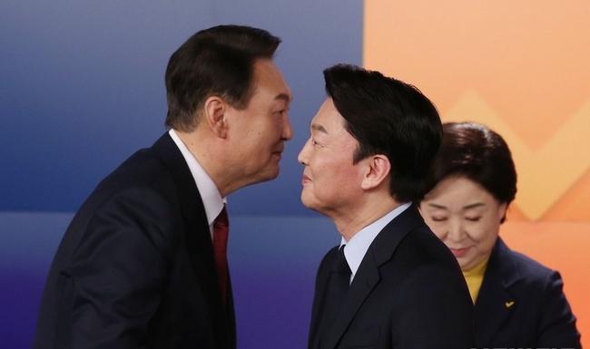 국회사진기자단 = 국민의힘 윤석열 대선 후보와 국민의당 안철수 대선 후보가 11일 오후 서울 중구 매경미디어센터에서 열린 한국기자협회 주최·방송 6개사 공동 주관 '2022 대선후보 초청 토론'에서 인사를 마친 뒤 이동하고 있다.