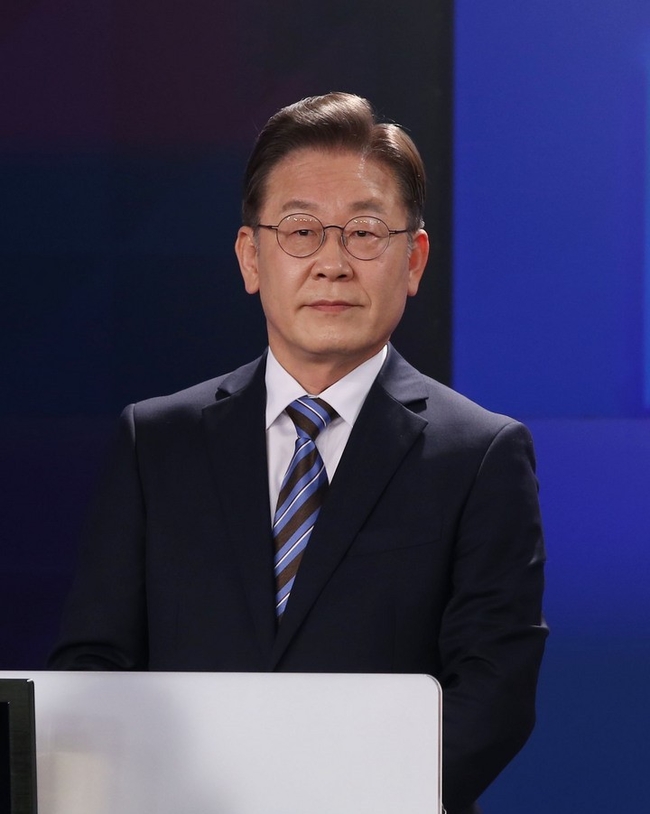국회사진기자단 = 더불어민주당 이재명 대선 후보가 11일 오후 서울 중구 매경미디어센터에서 열린 한국기자협회 주최·방송 6개사 공동 주관 '2022 대선후보 초청 토론'에서 방송 준비를 하고 있다.