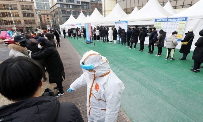 코로나19 신규 확진자가 3만 6719명으로 집계된 8일 오전 서울 송파구 보건소에 마련된 코로나19 선별진료소에서 시민들이 검사를 받기 위해 줄을 서고 있다. 2022.02.08. xconfind@newsis.com