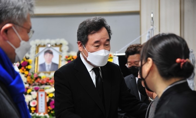 이낙연 더불어민주당 선거대책위원회 총괄선대위원장이 12일 오후 전남 여수시 한 종합병원에 마련된 여천NCC 폭발사고 희생자들의 빈소를 찾아 유가족들을 위로하고 있다.