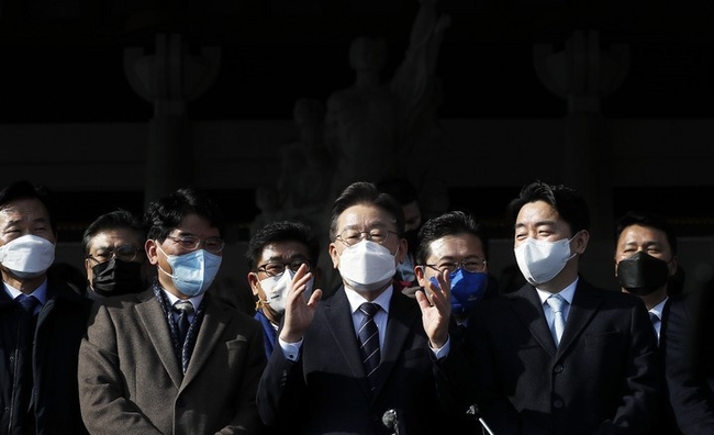 이재명 더불어민주당 대선 후보가 12일 충남 천안시 독립기념관을 방문해 지지자들을 향해 연설하고 있다.