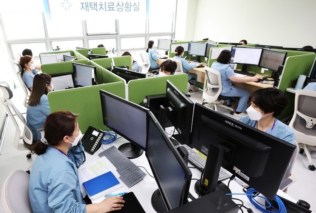 지난 7일 오후 경기도 성남시의료원 재택치료상황실에서 의료진이 업무를 보고 있다. 재택치료자 중 60세 이상 연령층과 면역저하자, 50대 기저질환자 등 코로나19 경구용(먹는) 치료제 처방 대상은 '집중관리군'으로 분류돼 관리 의료기관에서 하루 2회 전화로 건강상태를 점검받게 된다.