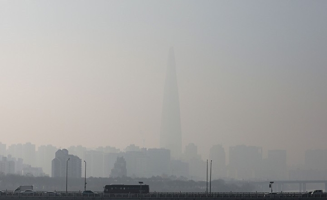  서울·인천·경기·세종·충남·전북 등 6개 시·도 지역에 초미세먼지 예비저감조치가 발령된 12일 서울 도심이 초미세먼지로 뿌옇게 보이고 있다.