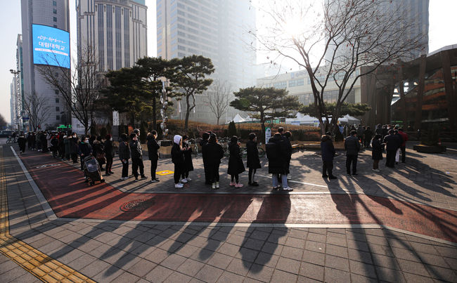 코로나19 신규 확진자가 5만4941명으로 역대 최다를 기록한 12일 오전 서울 송파구 보건소 선별진료소에서 시민들이 검사를 받기위헤 줄 서 있다. / 사진=뉴시스 제공