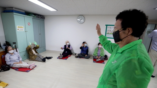 은평구는 충암경로당을 비롯한 일부 경로당에서 이날부터 백신 1차 접종 후 2주 이상 지난 어르신을 대상으로 운영을 재개했다. (사진=뉴시스 제공)