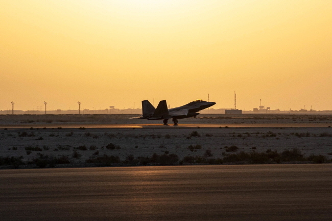 아부다비 도착하는 미 공군 F-22 랩터 전투기(AP/뉴시스)