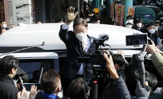 이재명 더불어민주당 대선 후보가 13일 제주를 찾아 지역 공약을 발표한다. 이 후보는 제주 방문으로 '매타버스' 전국 순회 일정을 마무리하게 된다.