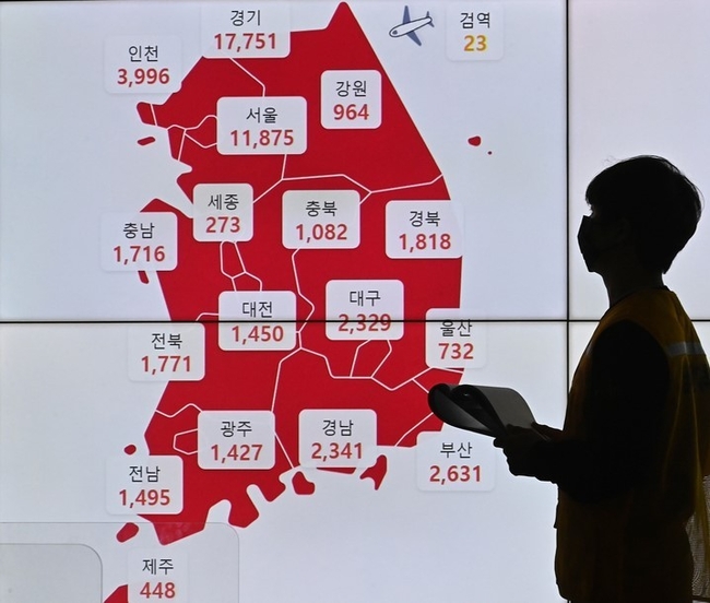 코로나19 오미크론 변이 대유행속에 신규 확진자가 5만명을 넘긴 10일 오후 경기도 성남시청 재난안전상황실 모니터에 확진자 숫자가 표시되고 있다.