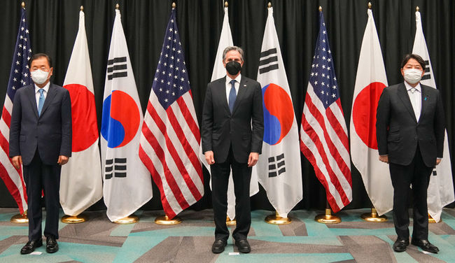 12일(현지시간) 하와이 호놀룰루 아시아·태평양안보연구소(APCSS)에서 정의용 외교부장관과 토니 블링컨 미국 국무장관, 하야시 요시마사 일본 외무상과 한·미·일 외교장관 회의 전 기념촬영을 하고 있다. (사진=외교부 제공).
