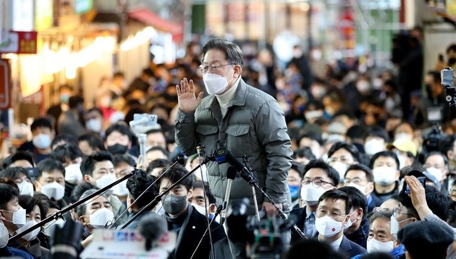 이재명 더불어민주당 대선 후보가 13일 오후 제주 서귀포매일올레시장을 찾아 상인과 시민들 앞에서 즉석 거리연설을 하고 있다.