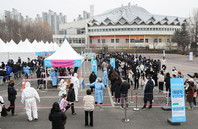 코로나19 신규 확진자가 5만6431명으로 역대 최다를 기록한 13일 오후 서울 송파구 잠실종합운동장 제2주차장 임시선별검사소에서 시민들이 검사를 받기위해 줄 서 있다. / 사진=뉴시스 제공