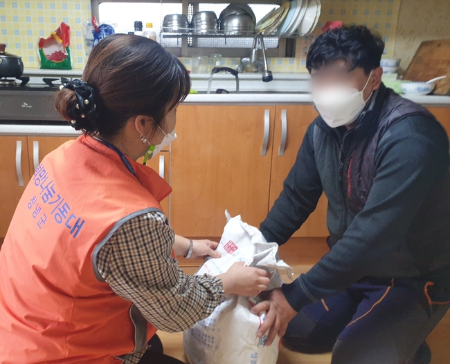 복지사각지대 발굴을 위한 방문상담을 진행하고 있다.