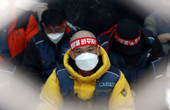 14일 오후 서울 중구 CJ대한통운 본사에서 전국택배노동조합 조합원들이 점거 농성을 하고 있다. (사진=뉴시스 제공)