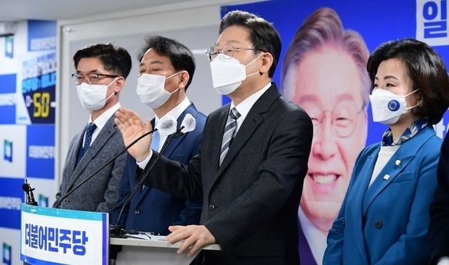 이재명 더불어민주당 대선후보가 지난달 18일 서울 여의도 민주당사에서 일자리 대전환 6대 공약을 발표하고 있다.(사진=뉴시스 제공)