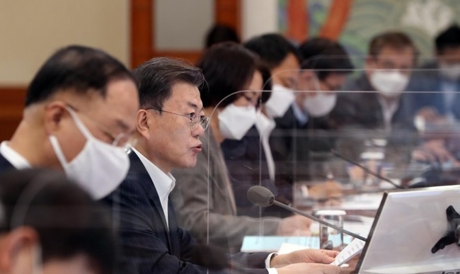 문재인 대통령이 14일 청와대 본관에서 열린 대외경제안보전략회의를 주재하며 발언하고 있다.(사진=뉴 시스 제공)