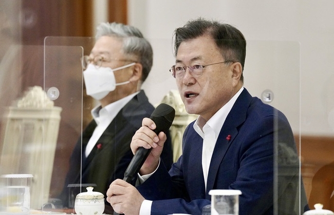 문재인 대통령이 지난해 12월30일 오후 청와대 본관 충무실에서 열린 ‘병상확보 관련 공공의료 관계자 간담회’에서 발언하고 있다. (사진=청와대 제공)