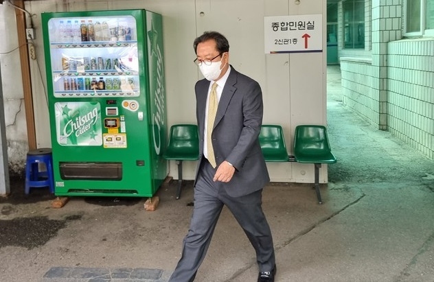  공직선거법위반 혐의로 기소된 조광한 경기 남양주시장이 14일 오후 의정부지법에서 열리는 첫 재판을 받기 위해 법정으로 향하고 있다. (사진=뉴시스 제공)