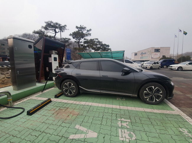 전기차충전소에서 충전 중인 전기자동차.(사진=천안시 제공)