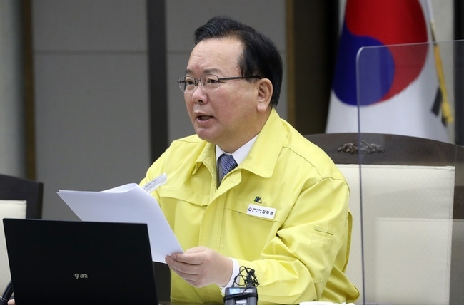 김부겸 국무총리(중앙재난안전대책본부장)가 16일 오전 정부세종청사에서 열린 코로나19 대응 중앙재난안전대책본부 회의를 주재하며 모두발언을 하고 있다.(사진=뉴시스 제공)