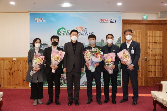 좌측부터 김춘희 주무관, 조성환 경관농업팀장, 이강덕 포항시장, 최창열 주무관, 최재준 공동주택팀장, 김홍식 기업SOS팀장
