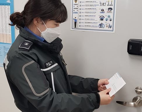 우편으로 면허증을 받아 볼 수 있는 서비스는 2월 21일부터 실시된다.