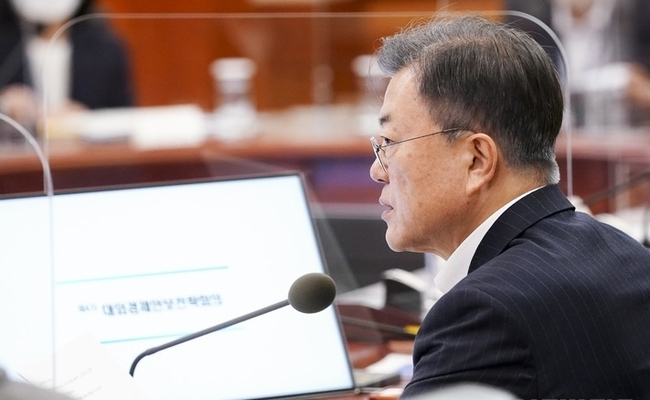 문재인 대통령이 지난 14일 청와대 본관에서 열린 대외경제안보전략회의를 주재하며 발언하고 있다. (사진=뉴시스 제공)
