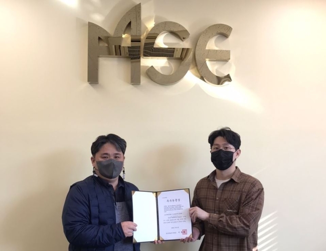 울산과학기술원(UNIST) 신소재공학과 장충현(사진 오른쪽) 학생이 한국재료연구원(KIMS)에서 주최한 ‘2022년 재료분야 우수논문상’을 수상하고 있는 모습