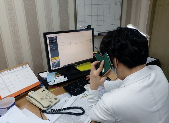 한성병원에서 재택치료자와 의료상담을 하고 있다.