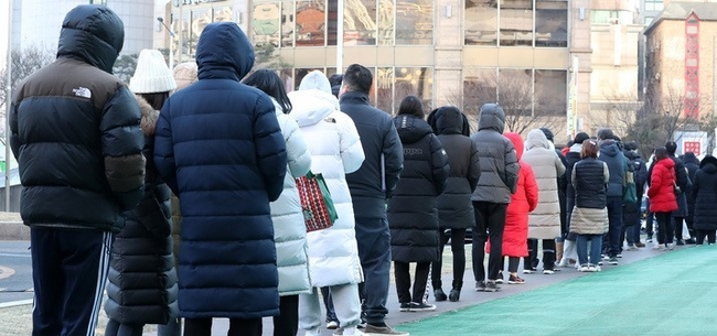 지난 18일 오전 서울 송파구 선별진료소에서 시민들이 검사를 받기 위해 대기하고 있다.