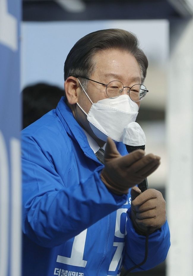  이재명 더불어민주당 대선 후보가 19일 전북 익산역 앞에서 유세를 열고 지지를 호소하고 있다.