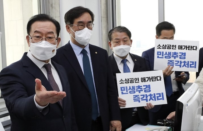 이종배(왼쪽) 예산결산특별위원회 위원장이 18일 서울 여의도 국회 예결위 위원장실에서 더불어민주당 맹성규 예결위 간사를 비롯한 여당 의원들이 추경안 처리 촉구 피켓을 들고 예결위 회의 속개를 촉구하자 발언을 하고 있다.