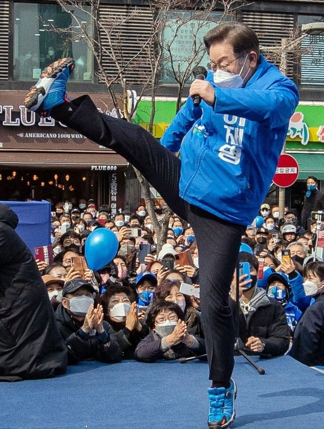 이재명 더불어민주당 대선 후보가 19일 전북 전주 전북대학교 앞에서 열린 집중 유세에서 코로나19 극복 의지를 강조하는 '부스터 슛' 세리모니를 하고 있다.