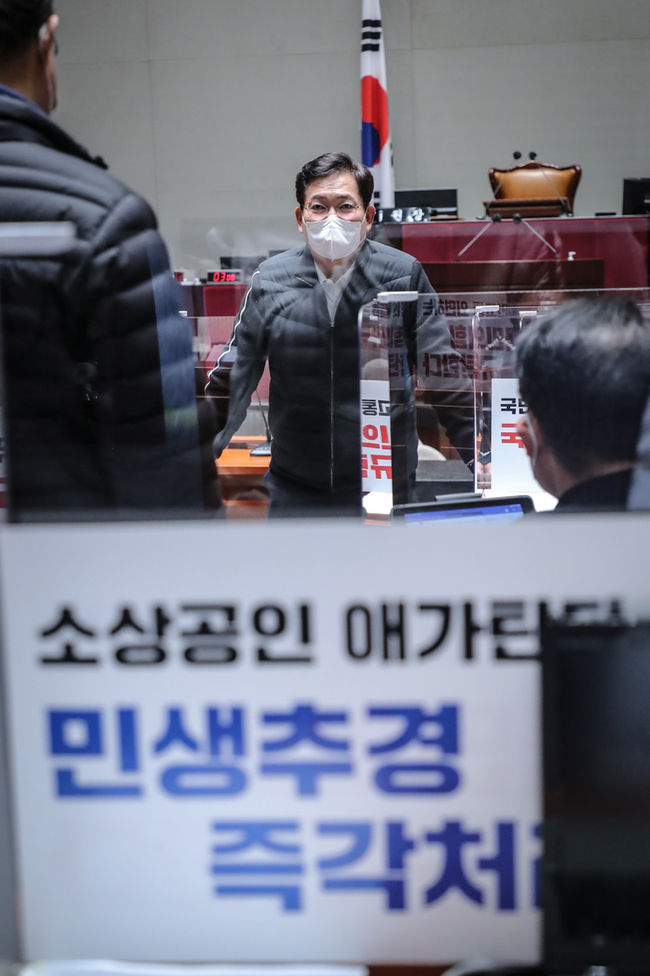 송영길 더불어민주당 상임선대위원장이 18일 오후 서울 여의도 국회 예결위회의장을 찾아 예결위 전체회의 속개 촉구 농성을 하고 있는 더불어민주당 예결위원들을 격려하고 있다. (사진=더불어민주당 제공)