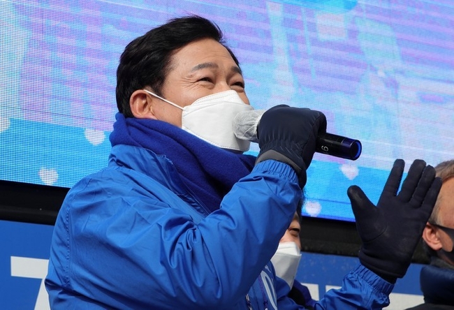 송영길 더불어민주당 당대표가 16일 전북 전주시 평화사거리 유세현장을 방문해 이재명 후보의 지지를 호소하고 있다.