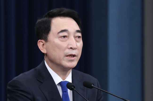 박수현 국민소통수석이 10일 오전 춘추관에서 현안 관련 브리핑을 하고 있다. 박 수석은 문재인 대통령이 참모회의에서 '윤석열 국민의힘 대선후보의 현 정부를 근거 없이 적폐 수사의 대상·불법으로 몬 것에 대해 강력한 분노를 표하며 사과를 요구한다'고 전했다.
