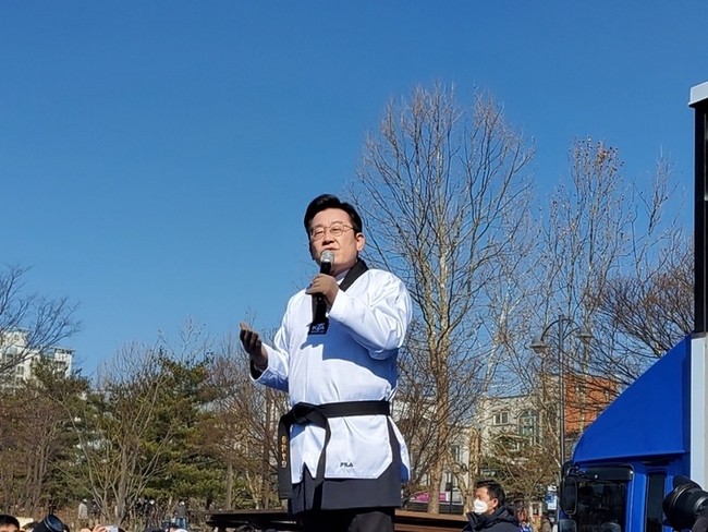 이재명 더불어민주당 대선 후보가 20일 경기 수원시 장안구 만석공원에서 도민들을 향해 지지를 호소하고 있다.