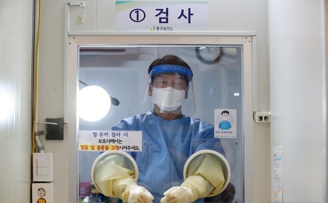안철수 국민의당 대선 후보가 19일 오전 서울 중구보건소 선별진료소에서 의료 자원봉사를 하며 검사자를 기다리고 있다.