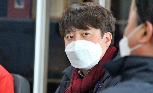 이준석 국민의힘 대표가 지난 18일 오후 대구 달서구 호산동의 한국노총 대구본부를 방문해 노동계 현안을 경청하고 있다.