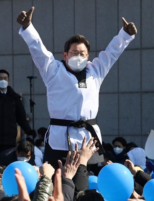 국회사진기자단 = 이재명 더불어민주당 대선 후보가 20일 경기 수원시 만석공원에서 열린 유세에서 지지를 호소하고 있다.
