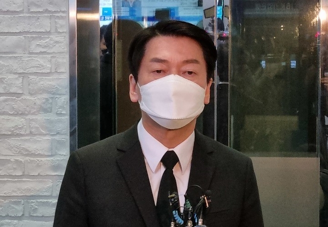 안철수 국민의당 대선후보가 16일 오전 선거 유세 버스를 운전하다 숨진 운전기사의 시신이 안치된 충남 천안의 순천향대학교천안병원을 찾아 유가족을 만난 후 입장을 표명하고 있다.