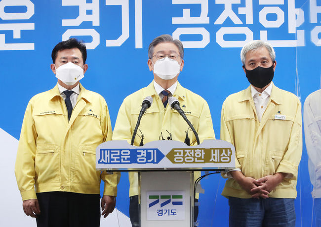 지난해 9월 당시 이재명 경기도지사와 함께 경기도청 브리핑룸에서 제3차 경기도 재난기본소득 지급 관련 기자회견을 하고 있는 도의회 더불어민주당 박근철 대표의원(왼쪽) 오른쪽이 곽상욱 경기도시장군수협의회 회장이다. / 사진=뉴시스 제공